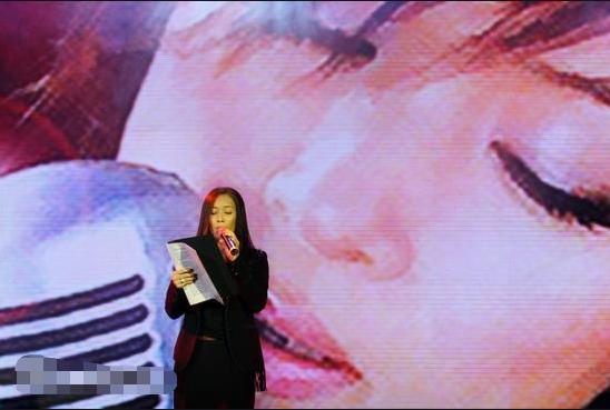 她23岁一曲成名，提携杨坤红过那英，两次被情所伤，39岁跳楼自杀