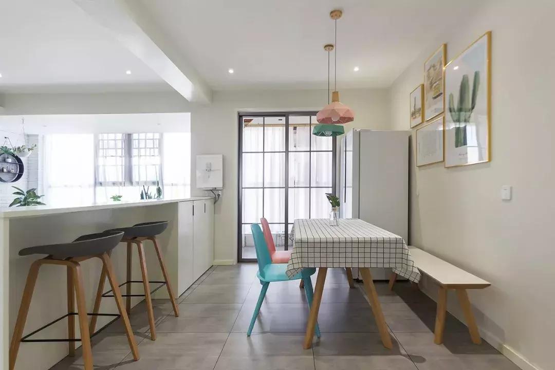 家具摆放风水：沙发不靠墙这样放，有靠山又实用