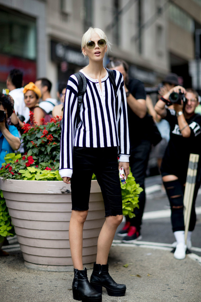 条纹怎么搭才不土气？建议这几种“下装”，青春减龄又洋气