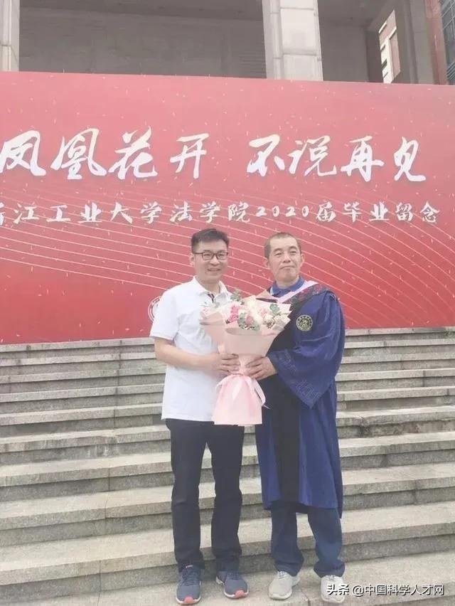最“燃”研究生！浙工大64岁研究生毕业，老师称毕业论文写的最好