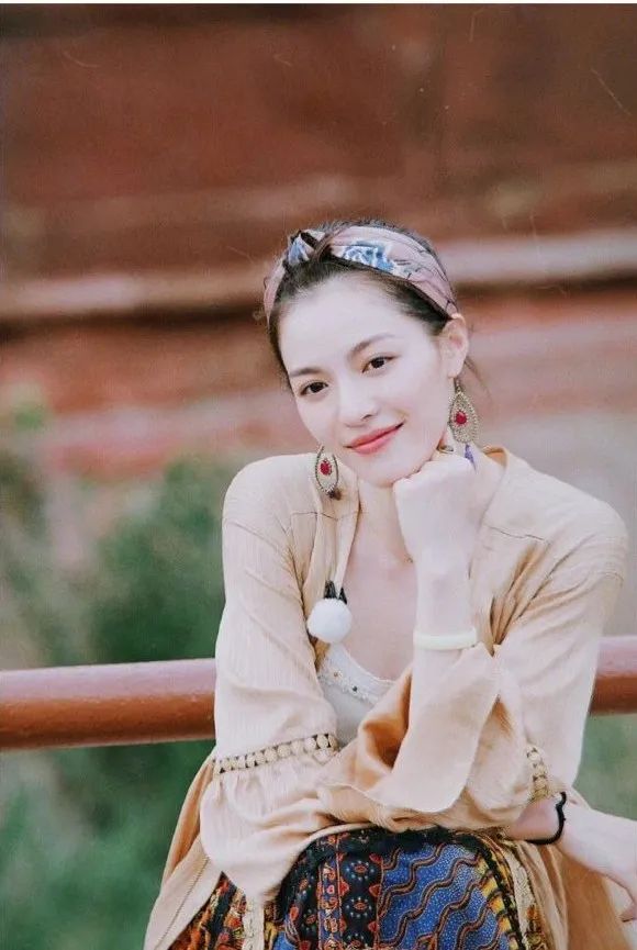 欧阳娜娜、宋妍霏都在戴的宽发带，简直是秃头女孩的救星