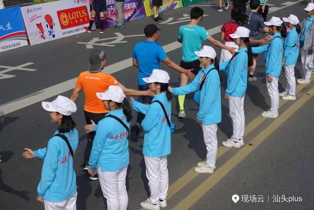 在街头当志愿者,凌晨四点出门当志愿者