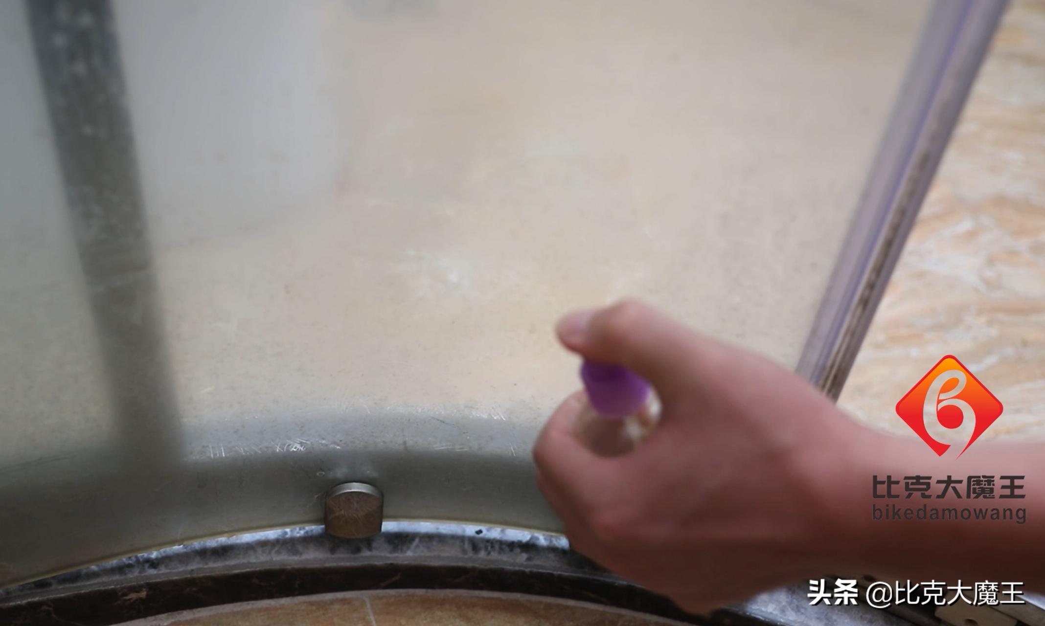 洗澡间的玻璃水垢怎么清洗,浴室玻璃水垢擦不掉怎么办