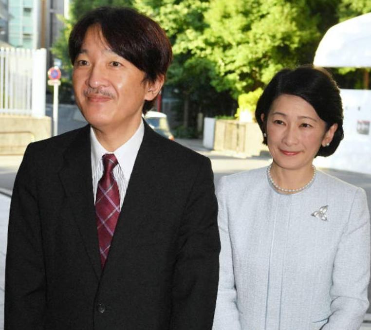 她是日本最美公主，眼睛像极了纪子妃，比下嫁凤凰男的姐姐精明