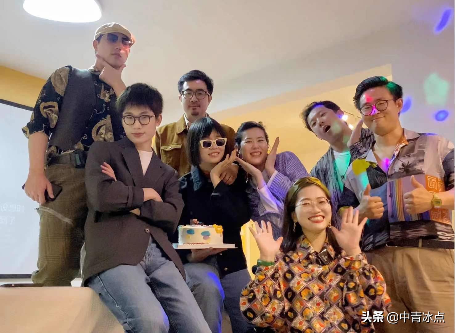 坐轮椅男孩爱上女孩,50岁大叔爱上轮椅姑娘