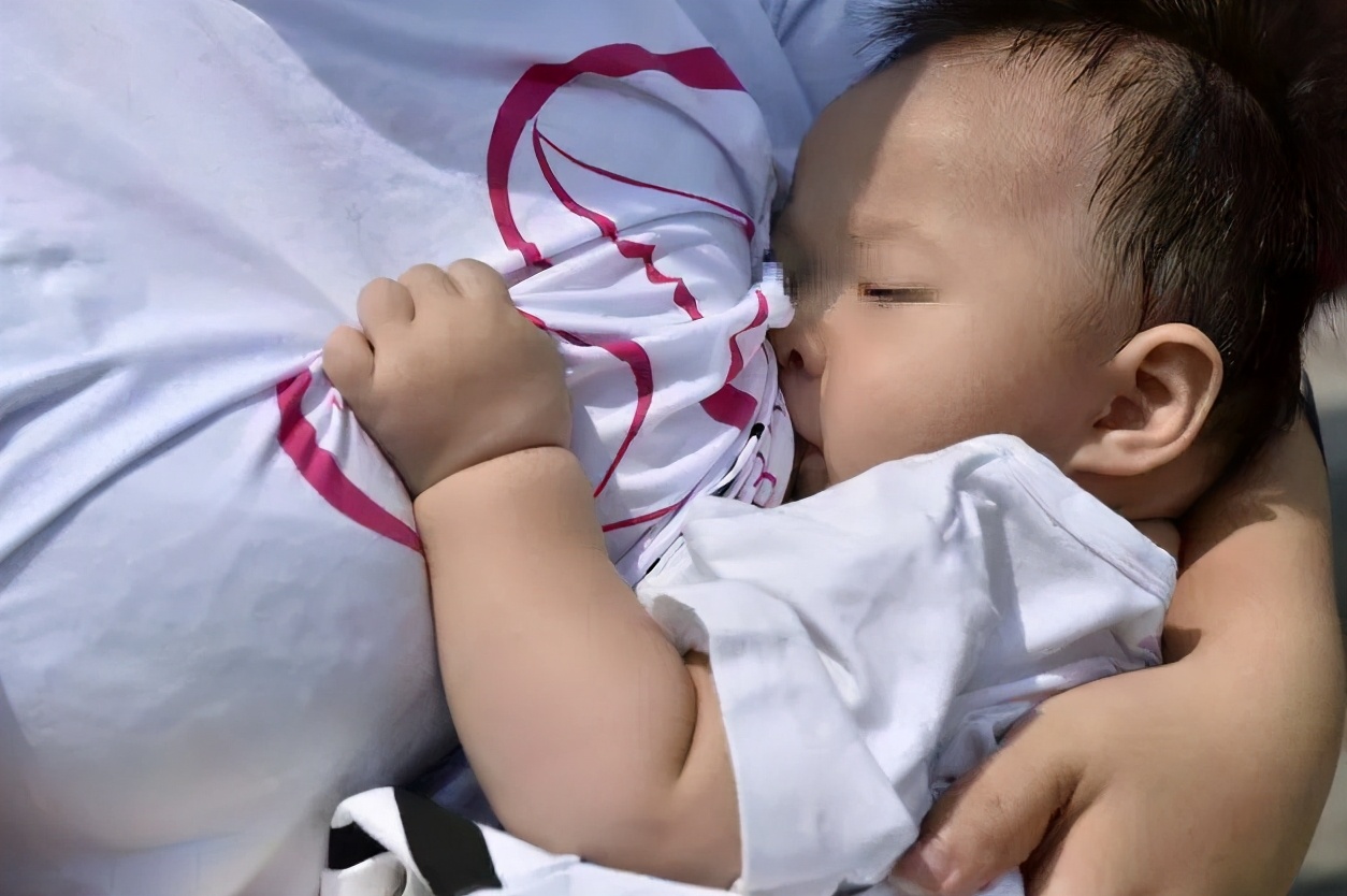 给宝宝拍嗝过程中吐奶怎么回事,给宝宝拍嗝时吐奶应该怎么办