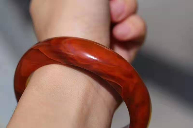 白底青手镯适合多大年纪戴,碧玉手镯适合多大年纪戴