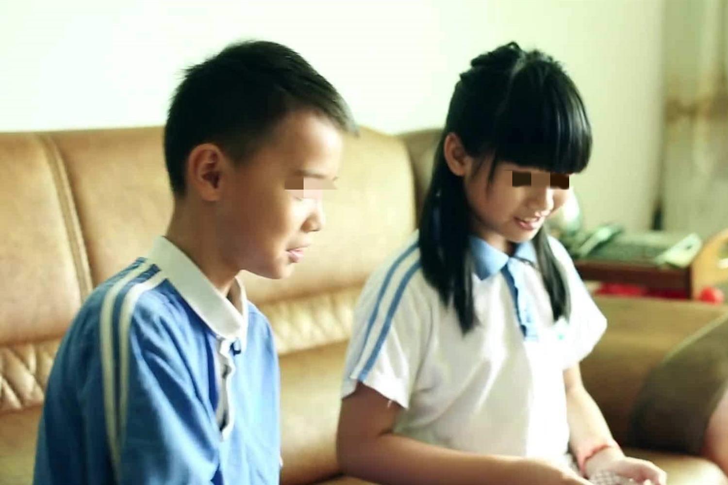 12岁女儿脖子出现“草莓吻痕”，爸爸不停逼问，孩子的话让人反思