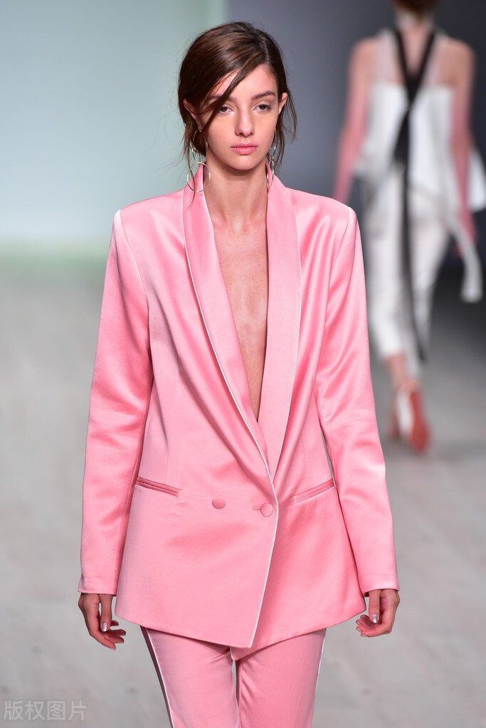 聚酯纤维涤纶的面料易皱吗,聚酯纤维涤纶面料的优缺点