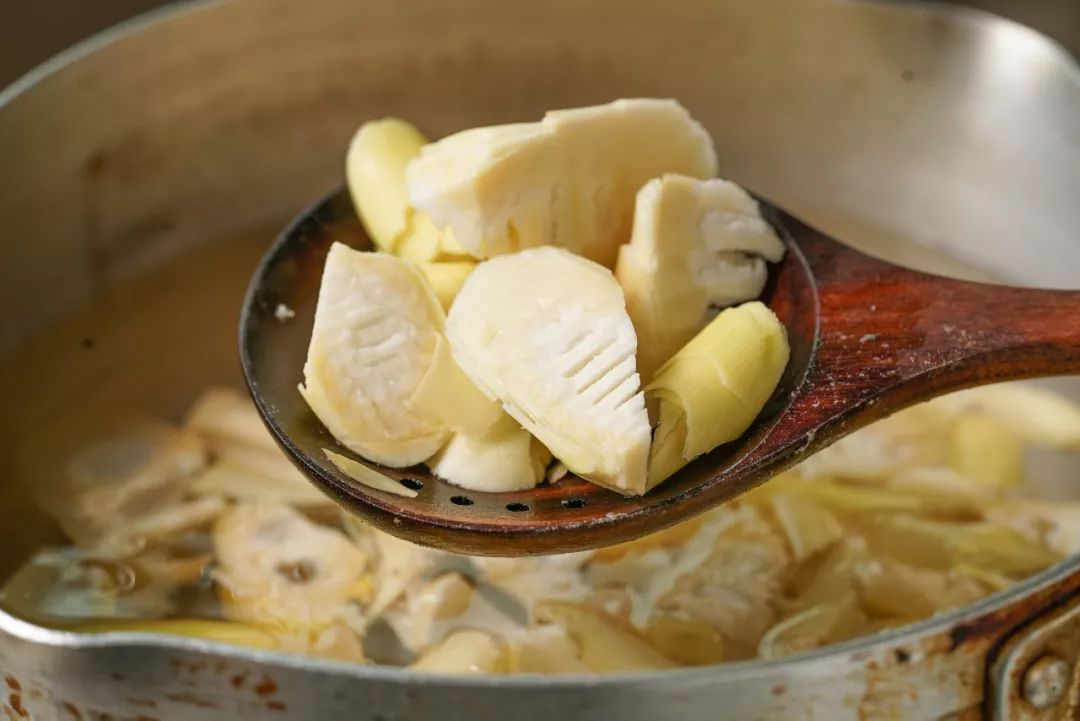 要想每天笑嘻嘻，不如竹笋焖个鸡？