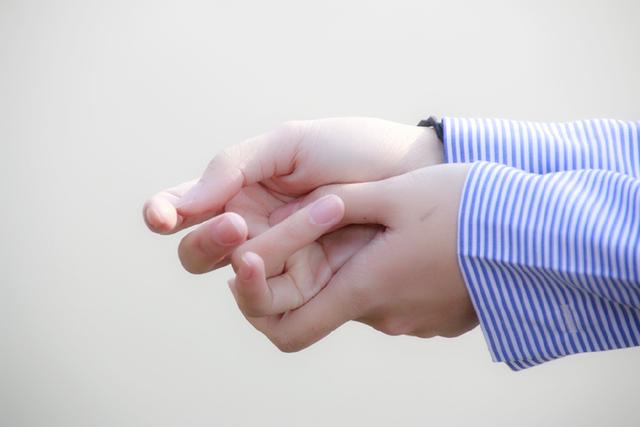 手发麻别忽略这几个问题,手发麻是个危险信号一定要警惕