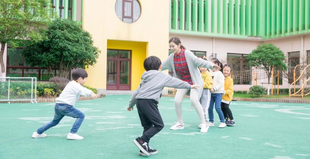 孩子幼儿园放学回来的英语,宝宝我下课了用英语怎么说