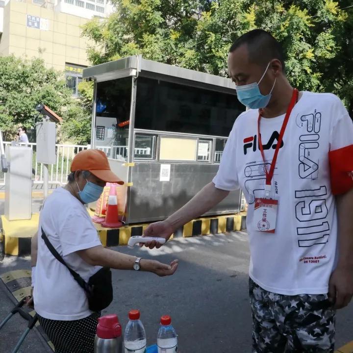 他们坚守在疫情防控一线,防控疫情他们在风雪中坚守