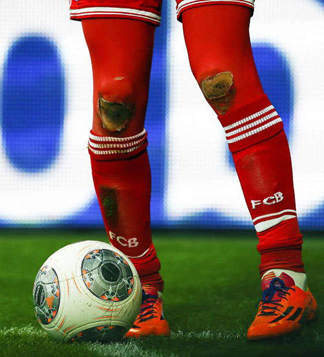 足坛滑跪庆祝集锦雨中航母,足坛滑跪罗本