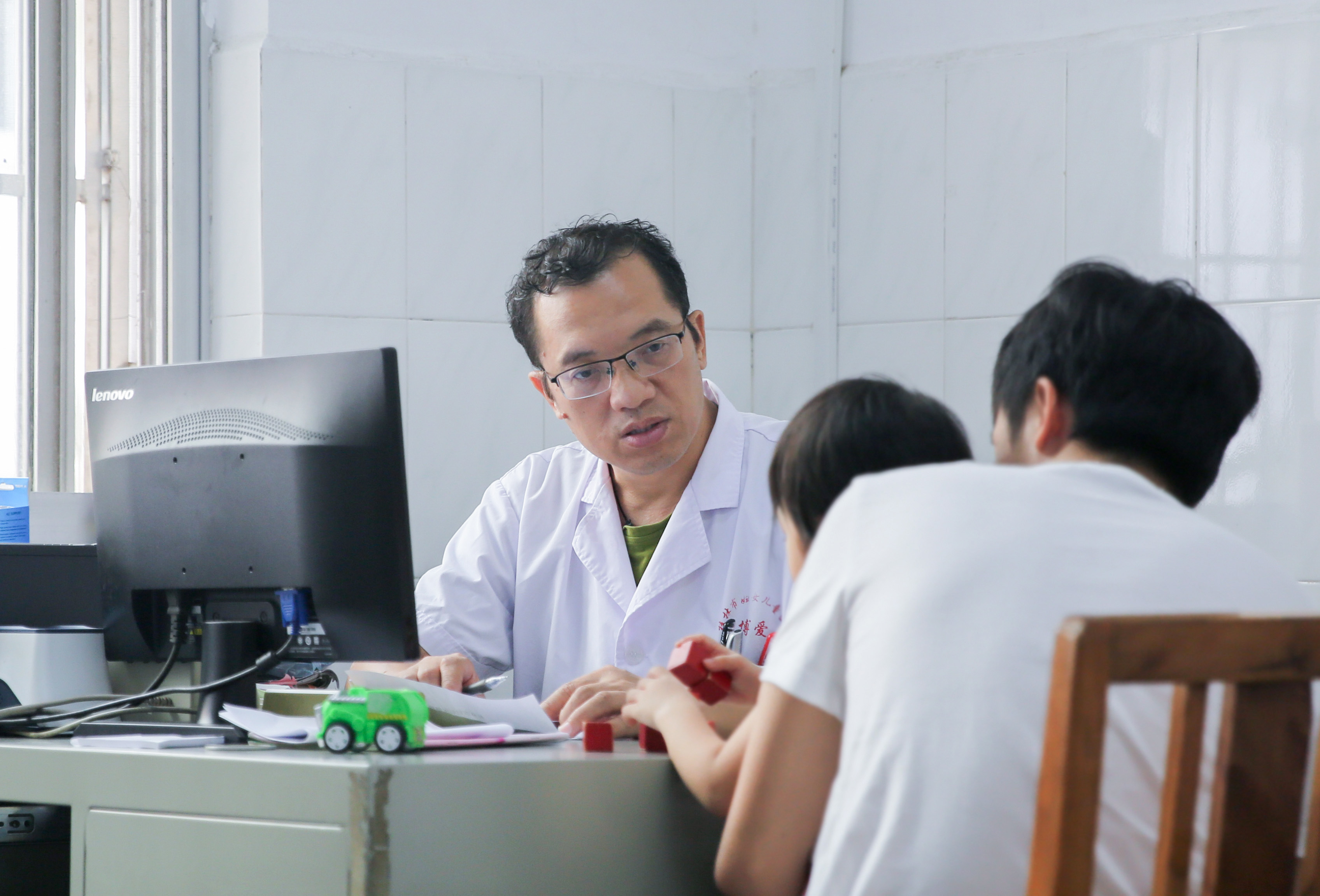 尽心尽力为患儿消解苦痛，他给这些家庭带来希望