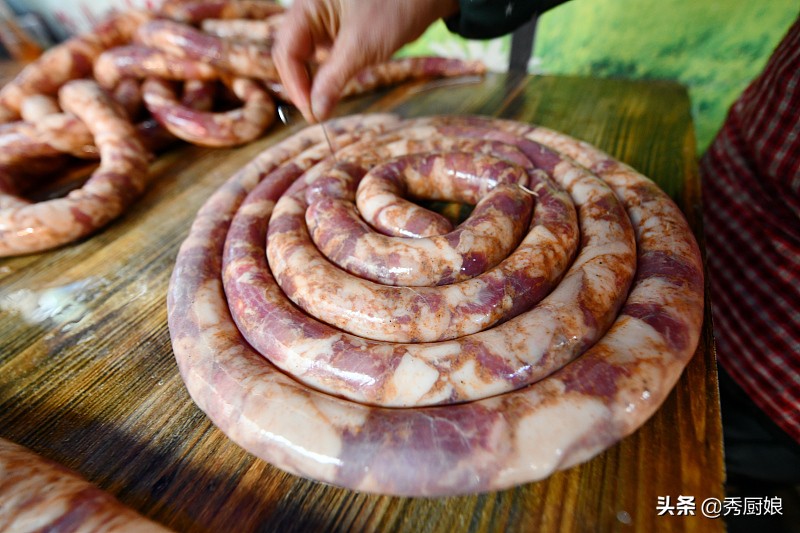 刚做出来的香肠怎么晒才好吃,灌腊肠的时候怎样让腊肠不容易散