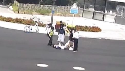 男子突发低血糖民警暖心送医,男子突发低血糖民警紧急救援