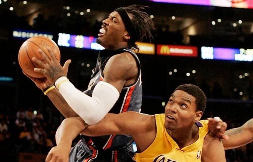 猫王华莱士拜纳姆,杰拉德华莱士被肘击视频