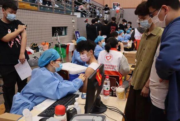 高中体育生“打疫苗”，完美身材太养眼，连老阿姨都心动了