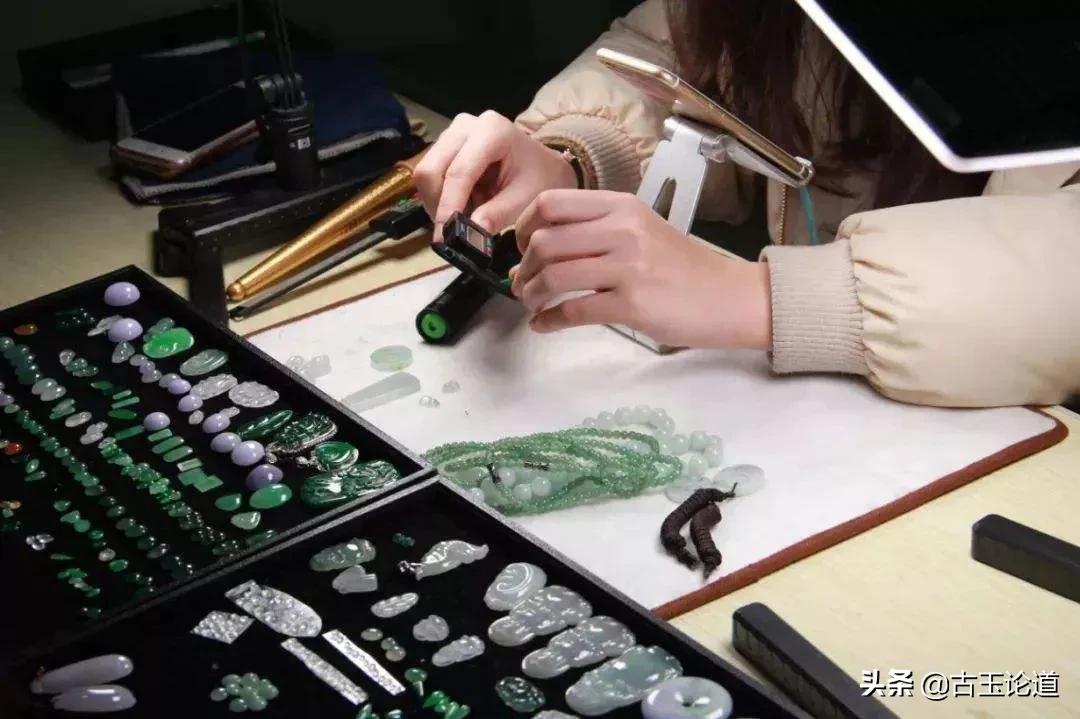 揭秘直播间卖假酒骗局,直播买玉的正确方式