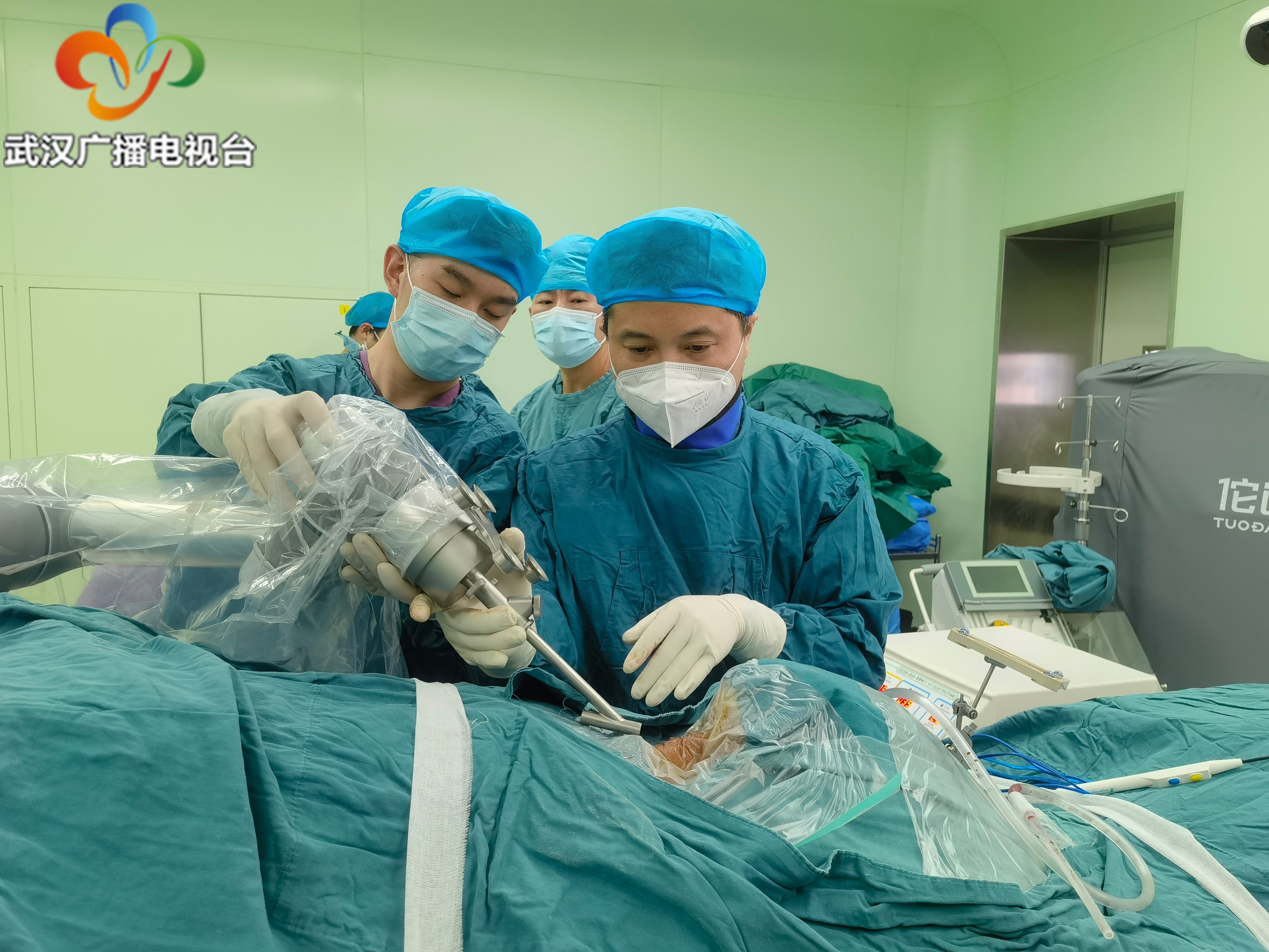 武汉骨科专家精准突破生命禁区得力助手是一台机器人
