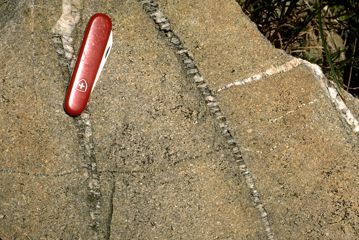 科学家无法解释的巨石之谜,国外徒手移动巨石未解之谜