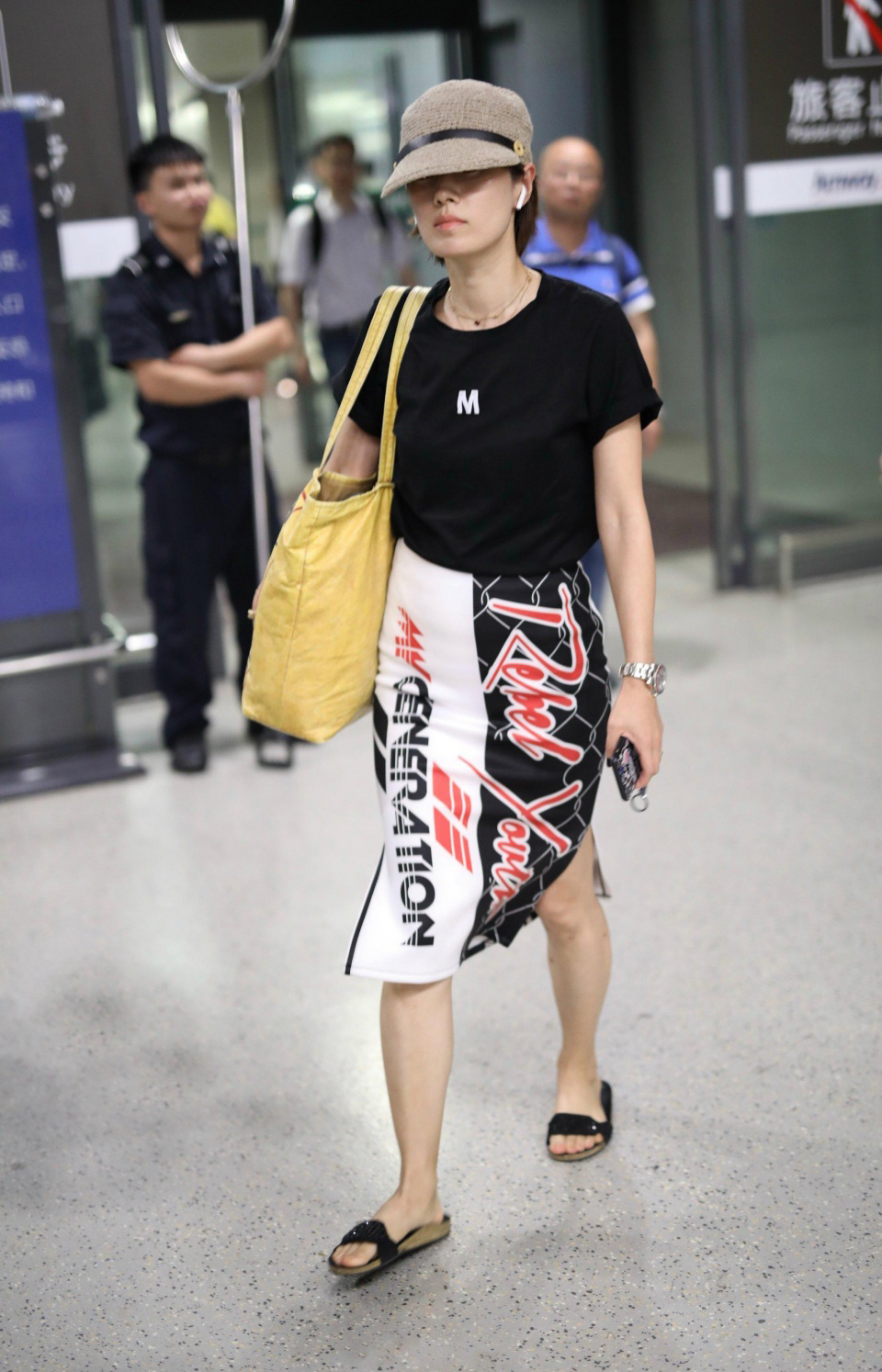 马伊琍t恤配中款裙,马伊琍条纹t恤女