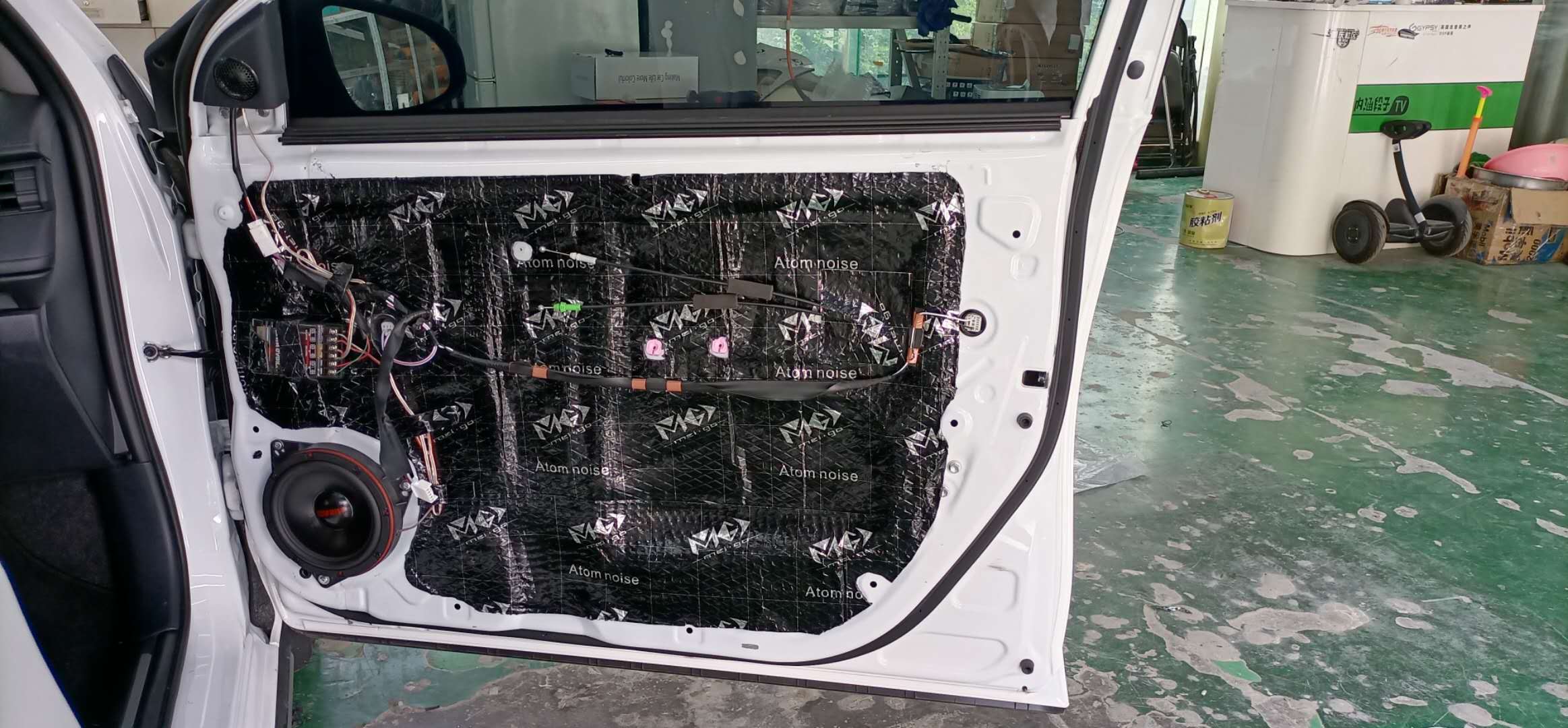 致炫后声场没有喇叭怎么办？如何由两喇叭变八喇叭？