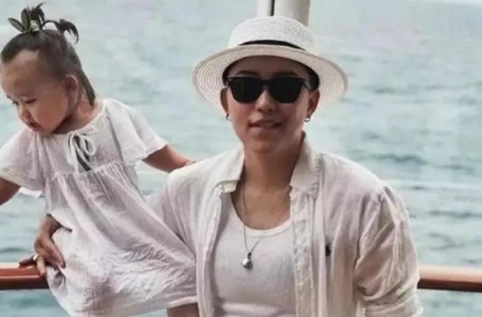 不走寻常路女子翻护栏,不走寻常路西安女子