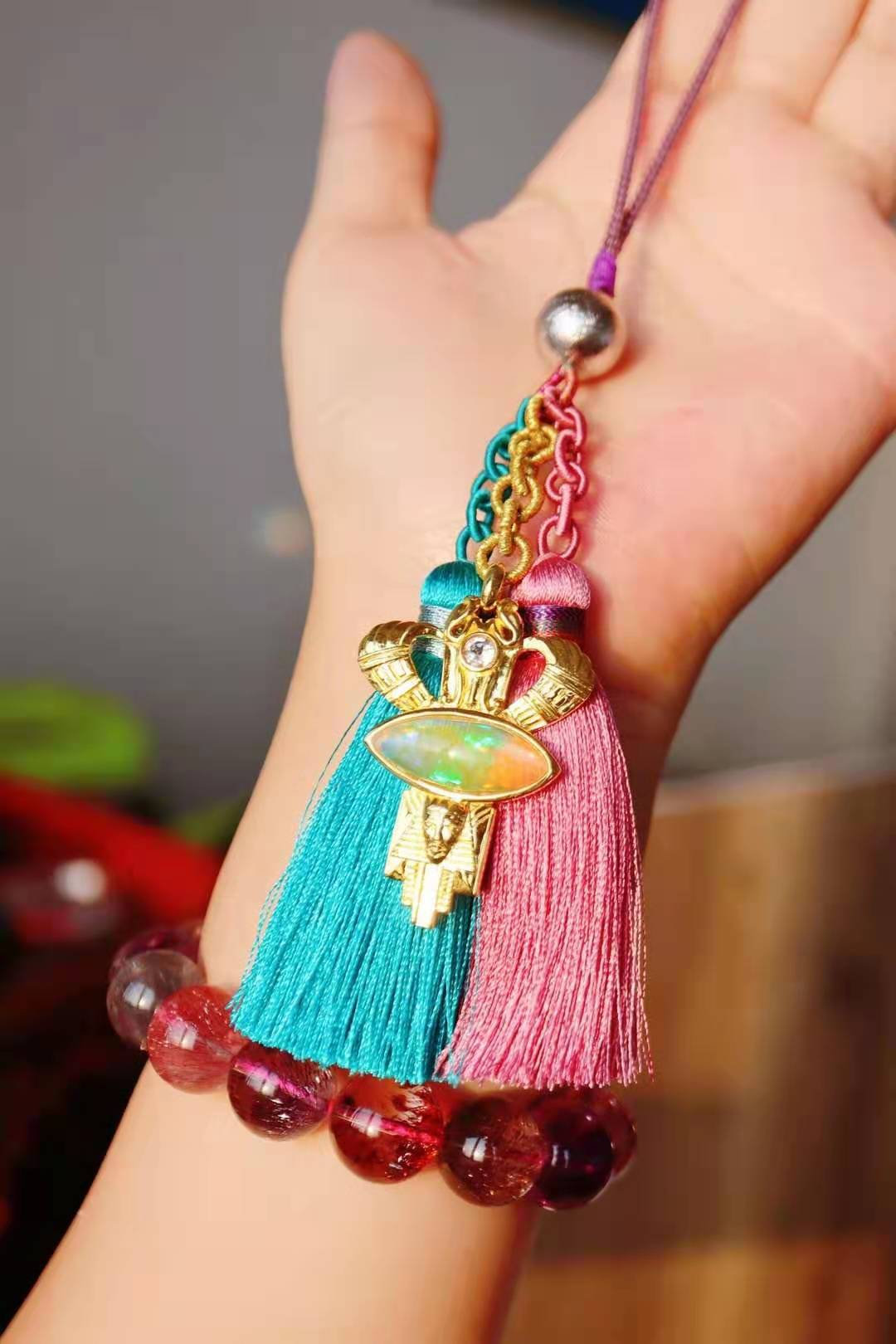 欧泊一种拥有世间所有颜色的宝石，关键还不贵