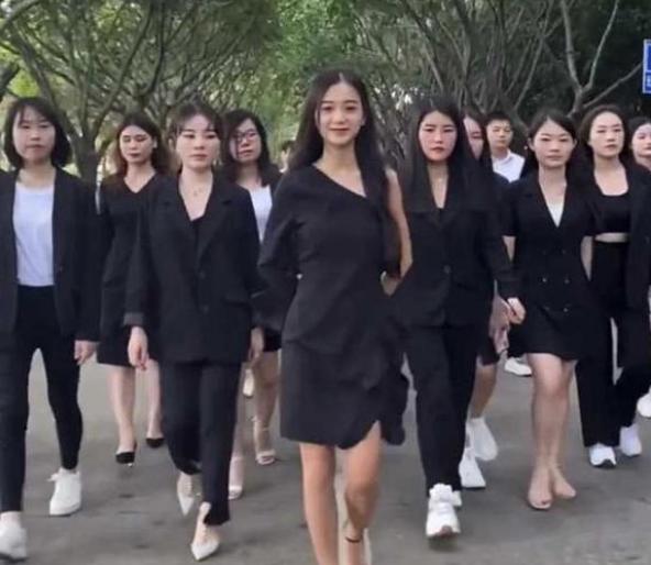 广东美女13岁做服务员,17岁创业,23岁全款买7套房,是真的吗?