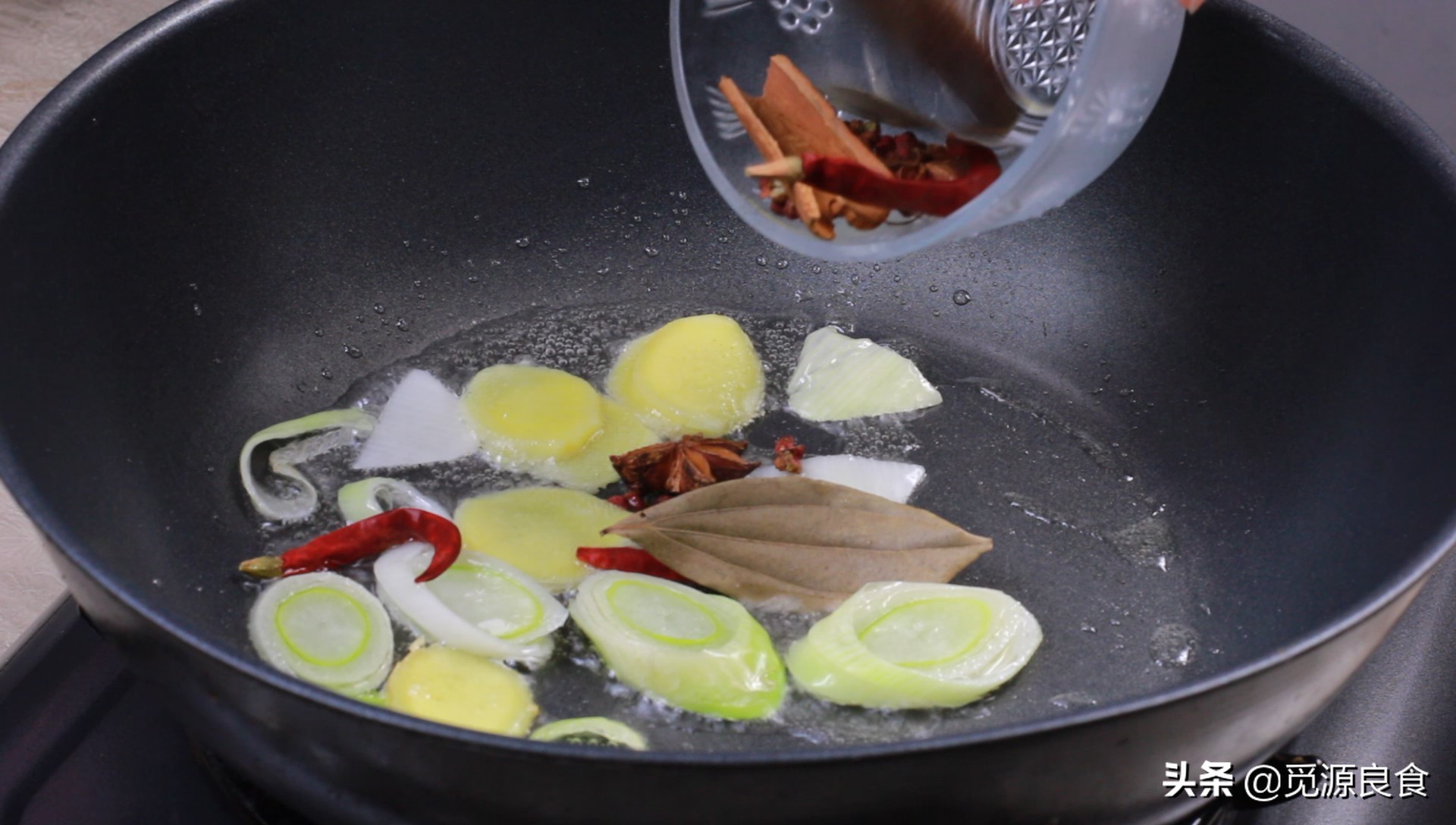 如何卤猪蹄最新最好吃的方法,卤猪蹄要放些什么才容易脱骨