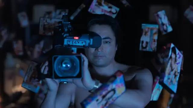 第一季惊艳第二季崩，严肃聊聊《全裸导演》