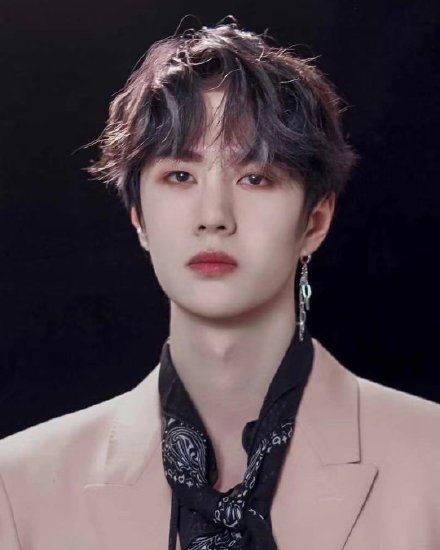 王一博同款的玫瑰眼妆,王一博舞台眼妆仿妆教程