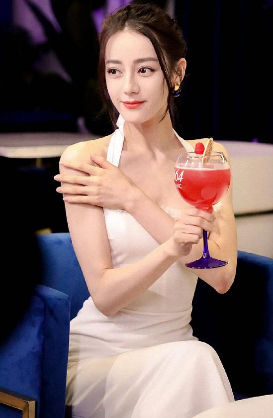 迪丽热巴出席活动穿礼服,迪丽热巴穿礼服出席活动