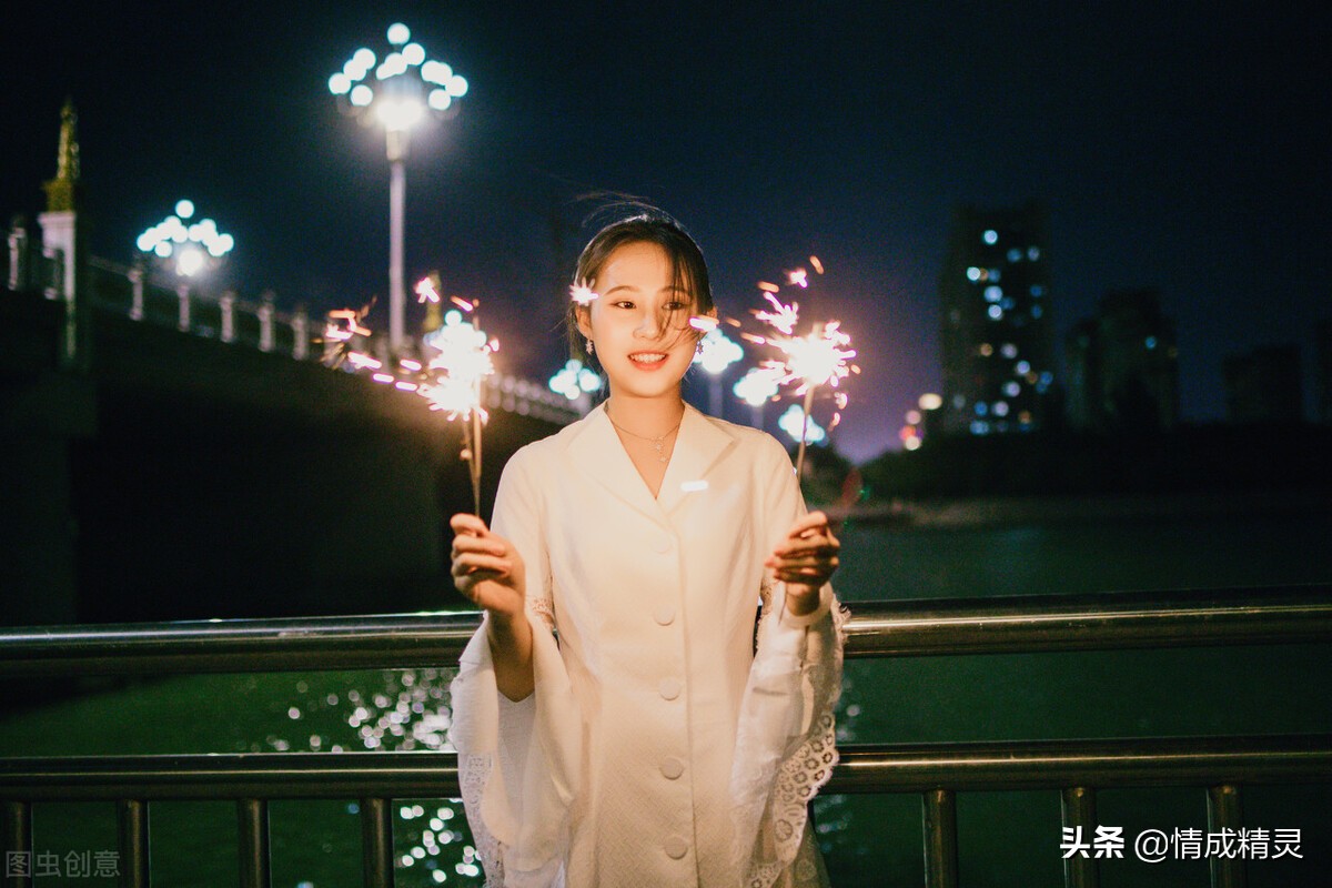 女人怎么撩可以让她对你有好感,刚加到女生微信怎么建立好感