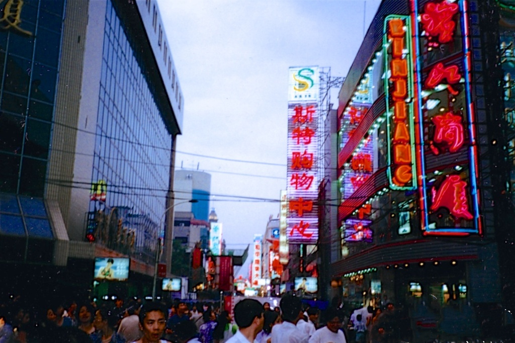 80年代滨江道创潮流奇迹，地摊日营业额4000块，一条时装裙上千元