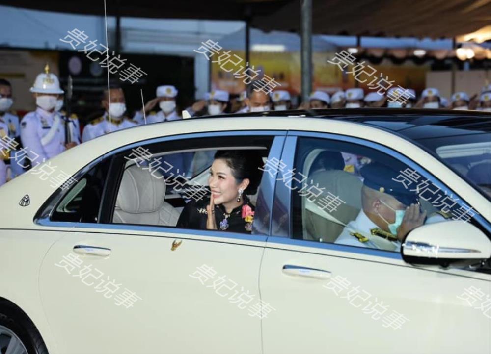 诗妮娜新造型惊艳全场,诗妮娜新造型惊艳