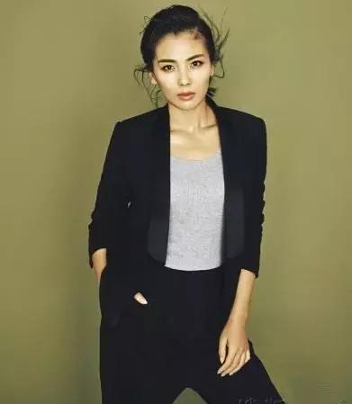 女生西装怎么穿高级好看,女士西装该怎么穿才好看