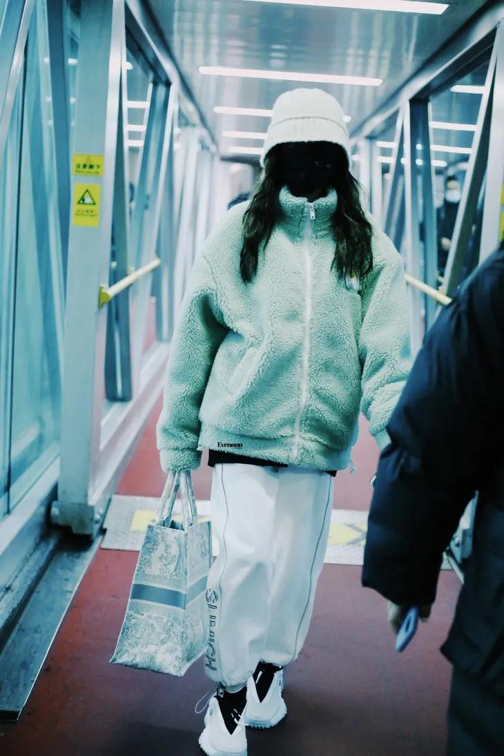 明星们脚上的球鞋，悄悄变贵了