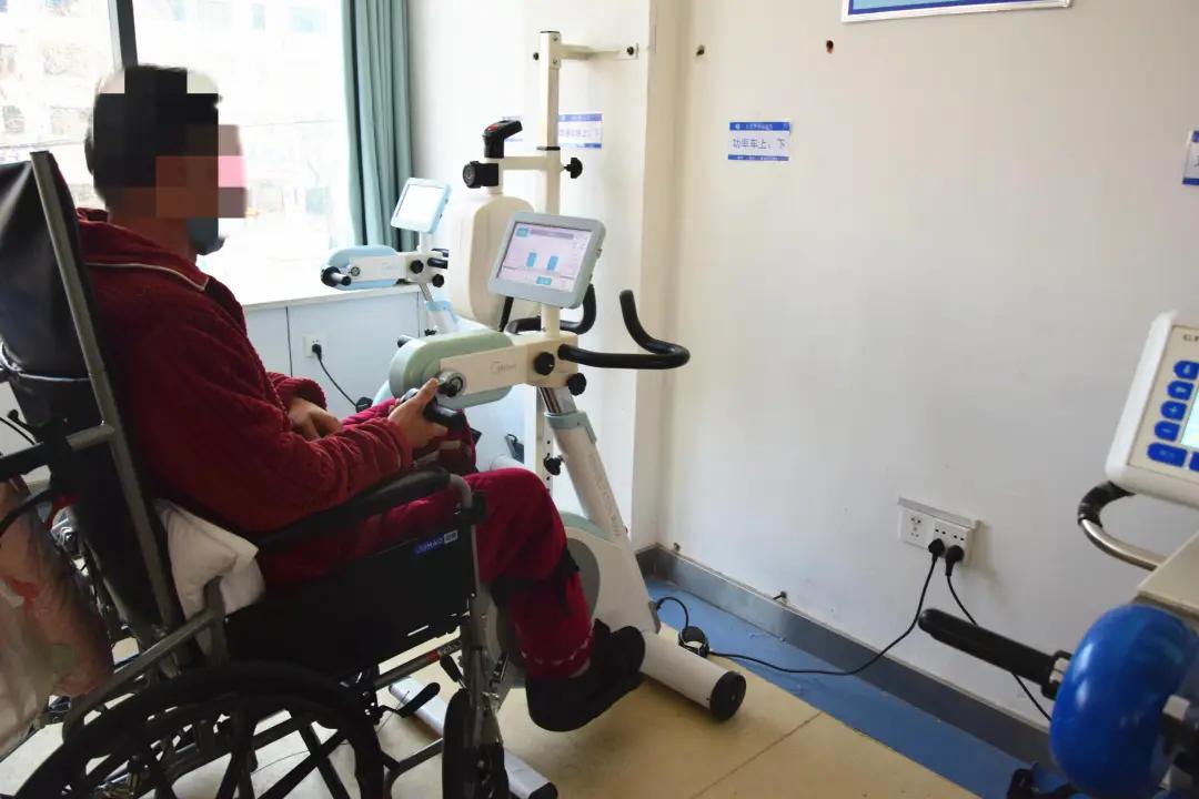 长葛哪医院？一患者非往医生兜里“塞钱”！医生竟“收了”