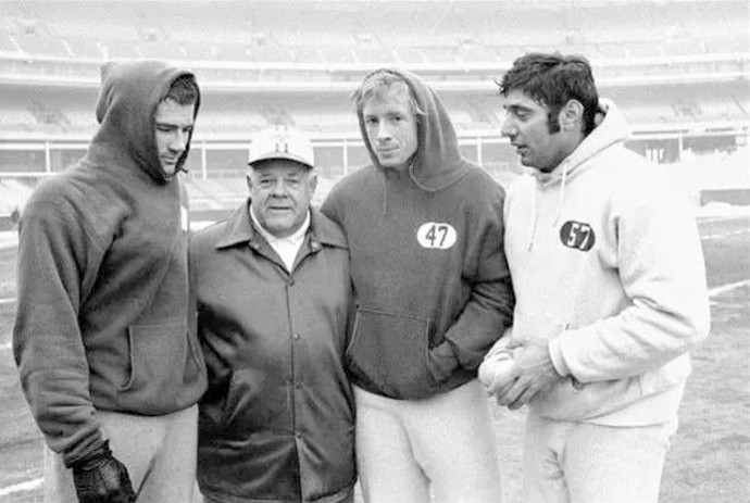 卫衣连帽装搭什么鞋好看,小个子穿连帽卫衣还是圆领