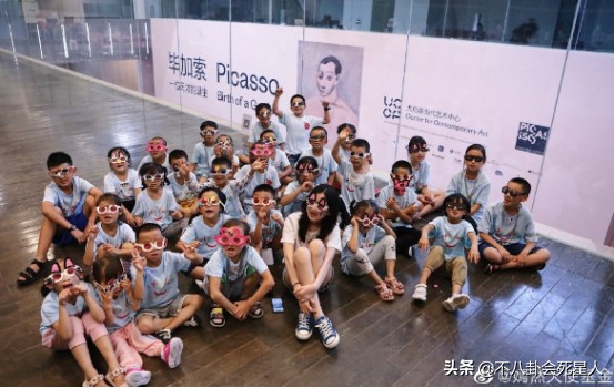 兔唇李嫣现在的样子,李嫣看望兔唇的真实照片