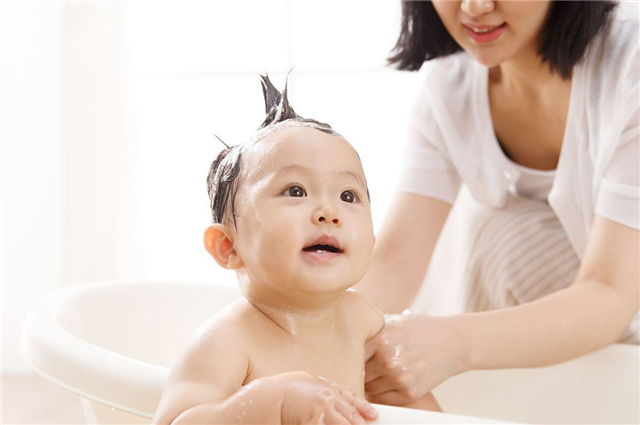 小孩剃光头要不要先洗头,孩子不爱洗头怎么引导