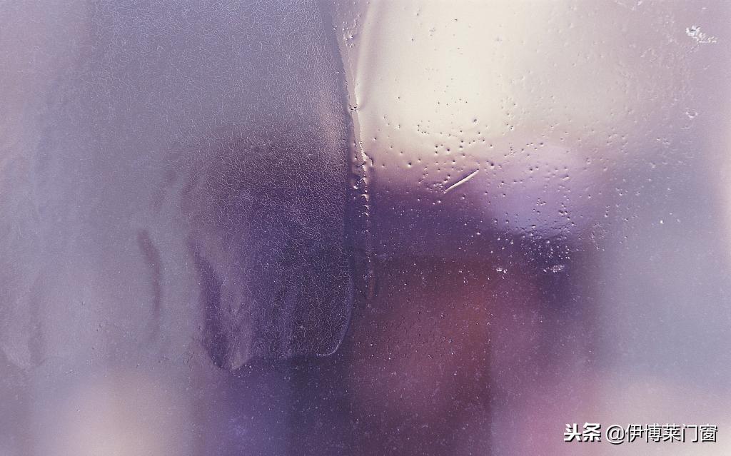 冬天屋里窗户有水珠怎么办,一到冬天窗户淌水怎么办