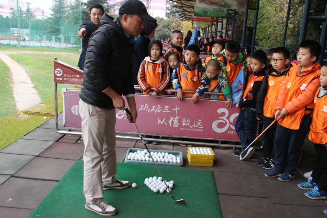 绫虫仼鍥介檯,绫虫仼鍥介檯鑻辫