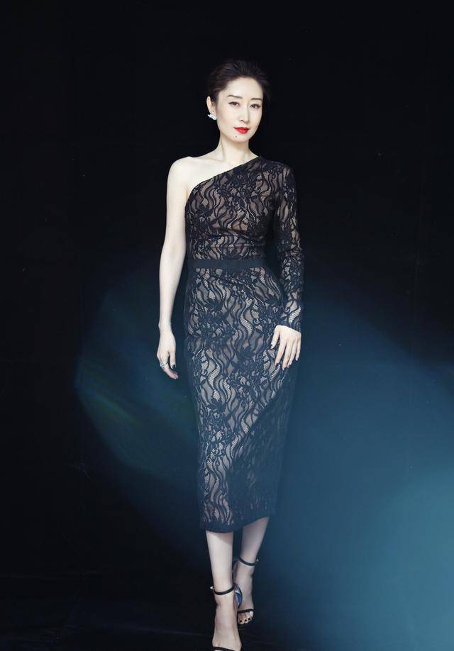 刘敏涛穿丝绒裙照片,刘敏涛穿衣风格