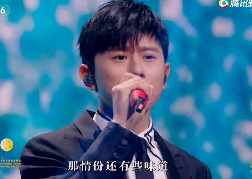 大湾区王菲出场谢霆锋表现,谢霆锋看王菲演唱会的视频