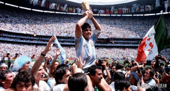 让死敌为其相拥、球队主场为其改名！令世界为其哀悼！这就是球王