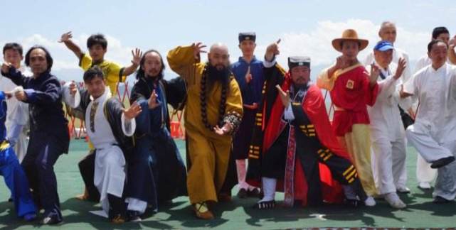 传武人被极真空手道打不还手！五岳散人：空手道兄弟够差了还能赢